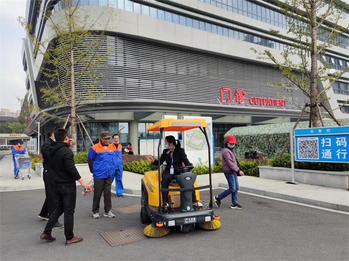 駕駛式掃地車.jpg 駕駛式掃地車.jpg