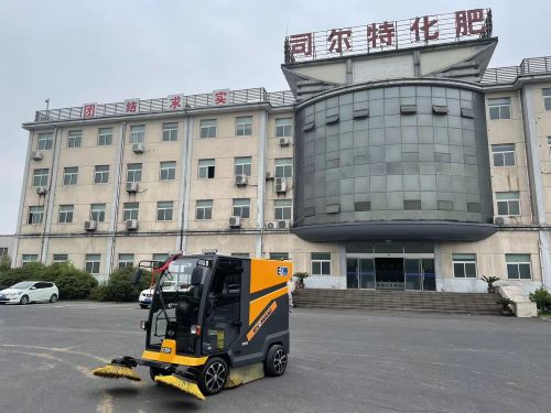 銘創(chuàng)C200全封閉式道路清掃車服務于宣城市某化肥工廠.jpg 銘創(chuàng)C200全封閉式道路清掃車服務于宣城市某化肥工廠.jpg