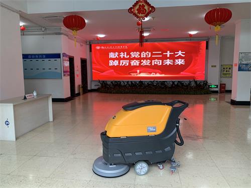 M55A自驅(qū)動洗地機.jpg M55A自驅(qū)動洗地機.jpg