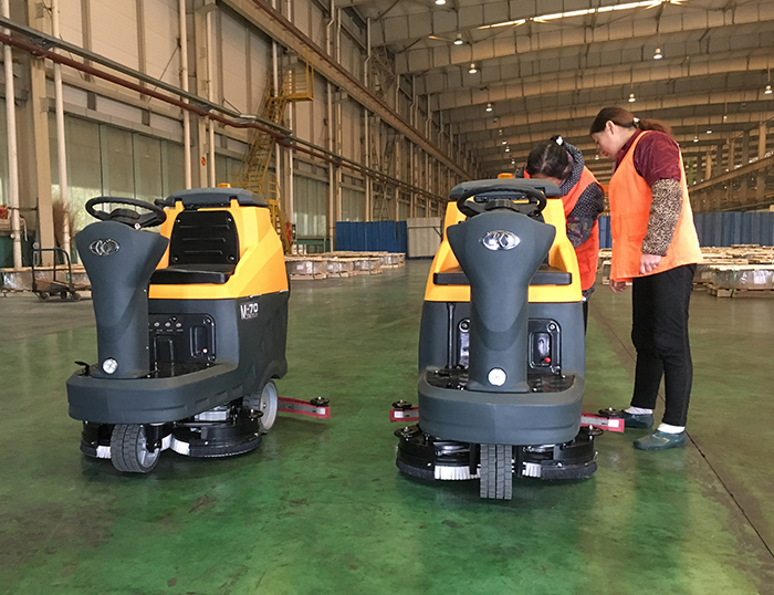 銘創M70駕駛式洗地機服務于倉庫