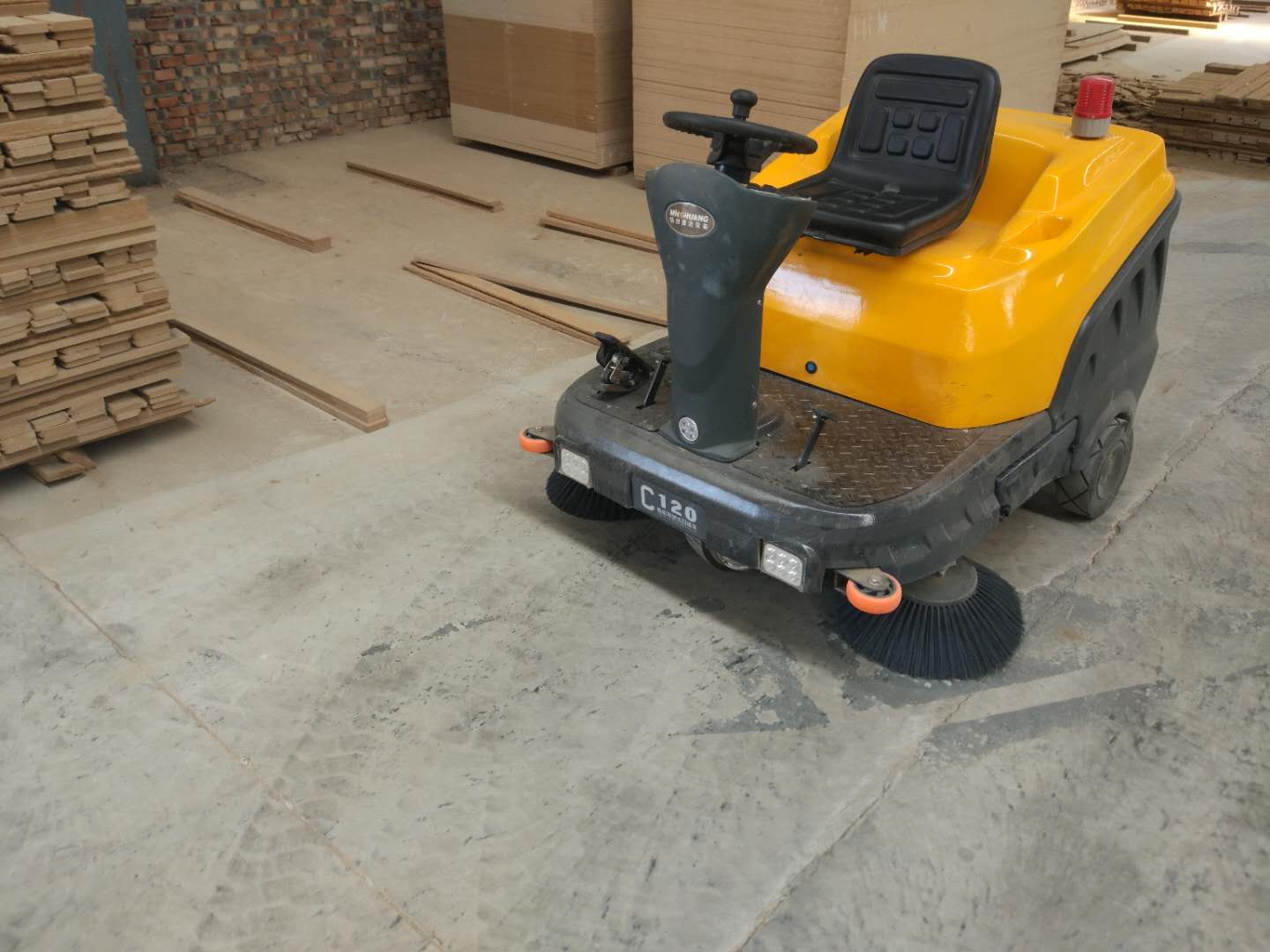 銘創(chuàng)C120電動(dòng)駕駛式掃地車服務(wù)于倉(cāng)庫(kù)