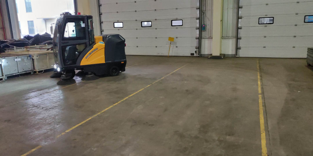 銘創(chuàng)C190電動(dòng)全封閉駕駛式掃地車服務(wù)于倉(cāng)庫(kù)