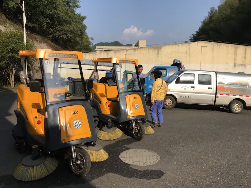 Minchuang C170 electric driving road sweeper to serve the city sanitation