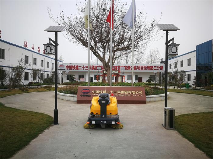 銘創C120駕駛式掃地車服務于中鐵二十三局