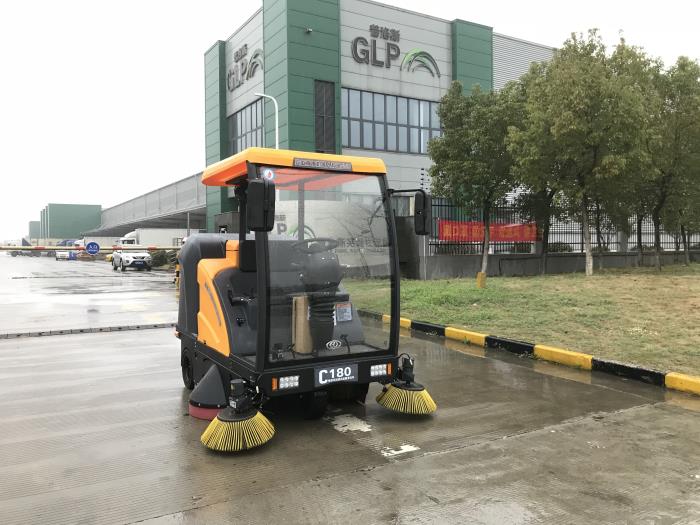 銘創(chuàng)C180半封閉式掃地車服務(wù)于普洛斯物流園