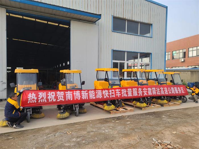 銘創(chuàng)C170半封閉式掃路清掃車服務于高速服務區(qū)