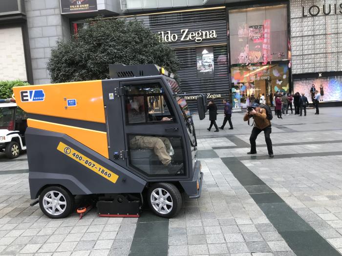 銘創(chuàng)C200全封閉式道路清掃車服務(wù)于商業(yè)街道
