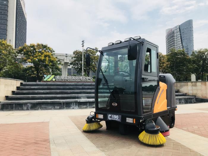 銘創(chuàng)C190全封閉式道路清掃車服務(wù)于商業(yè)廣場