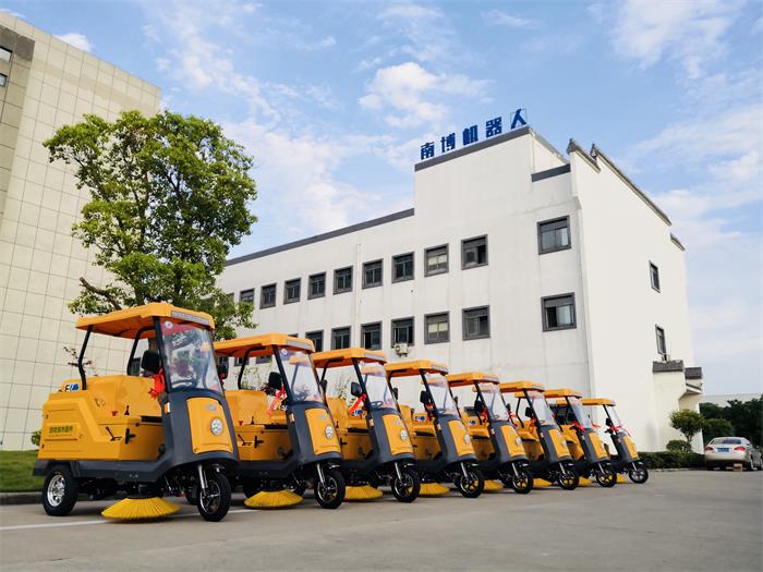 銘創(chuàng)C170半封閉式道路清掃車服務(wù)于南京市政環(huán)衛(wèi)