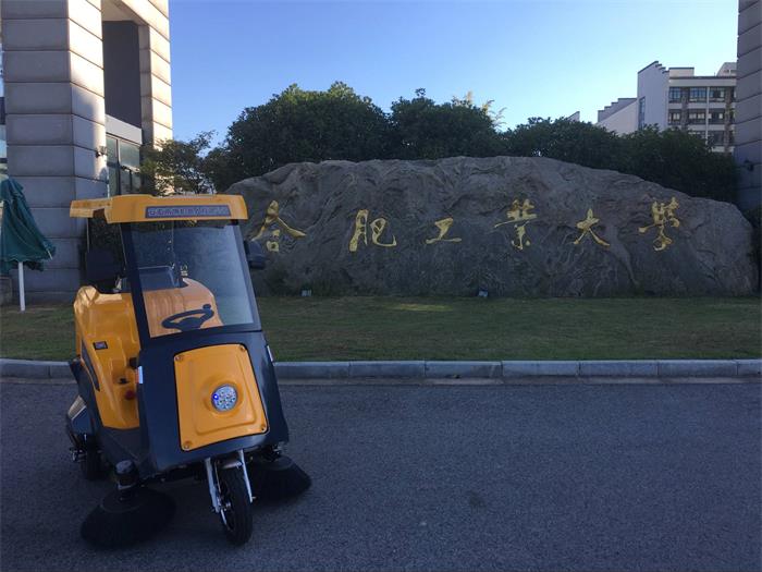 銘創(chuàng)C170半封閉式道路清掃車服務(wù)于合肥某高校