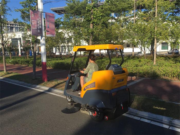 銘創(chuàng)C170半封閉式道路清掃車服務(wù)于合肥某高校