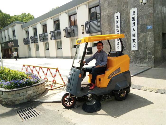 銘創(chuàng)C170半封閉式道路清掃車服務(wù)于政府機(jī)關(guān)