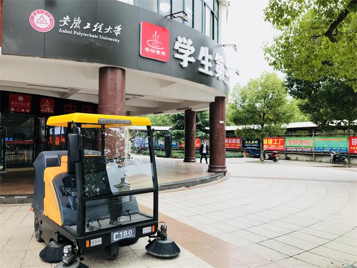 銘創(chuàng)C180半封閉式掃地車服務(wù)于蕪湖某高校