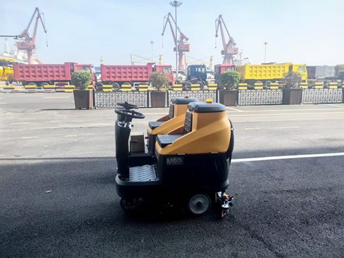 南博M65駕駛式洗地機(jī)服務(wù)于某海運(yùn)港口