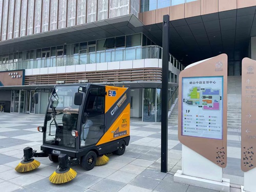 南博C195全封閉式掃地車服務于某商業廣場