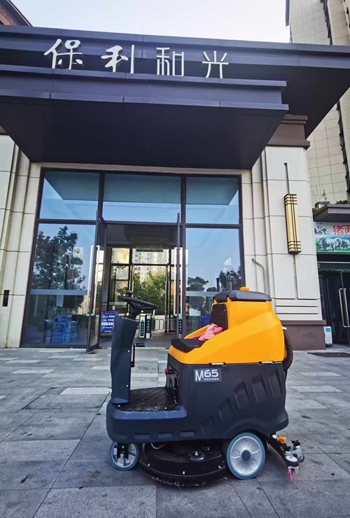 南博M65駕駛式洗地機(jī)服務(wù)于南昌某小區(qū)