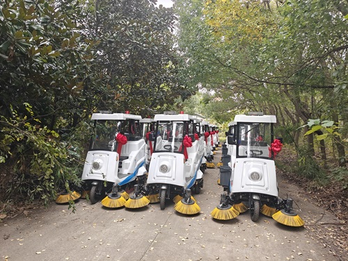 南博環(huán)境C170半封閉式道路清掃車服務(wù)于江蘇某環(huán)衛(wèi)