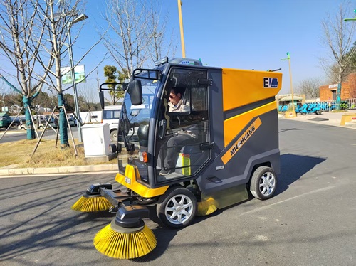 南博C200全封閉道路清掃車服務(wù)于蕪湖某物業(yè)項(xiàng)目