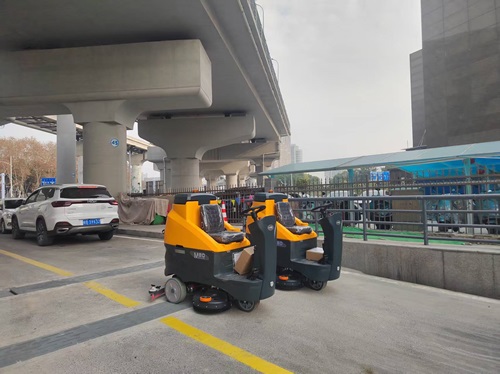 南博M80駕駛式洗地機(jī)服務(wù)于蕪湖某商業(yè)地下停車場(chǎng)